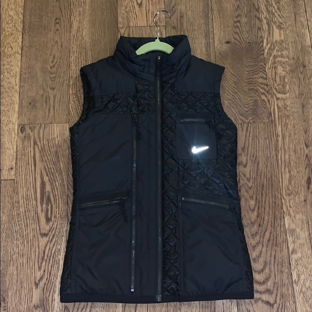 NEVER WORN Women’s Black Nike Puffer Vest- size xs